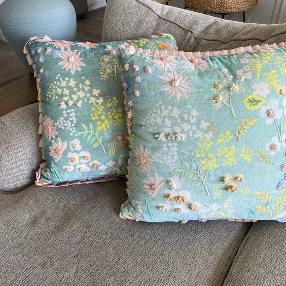 Set of 2 Large Floral Throw Pillows with Pink Trim 20” X 20” - Picture 3 of 11